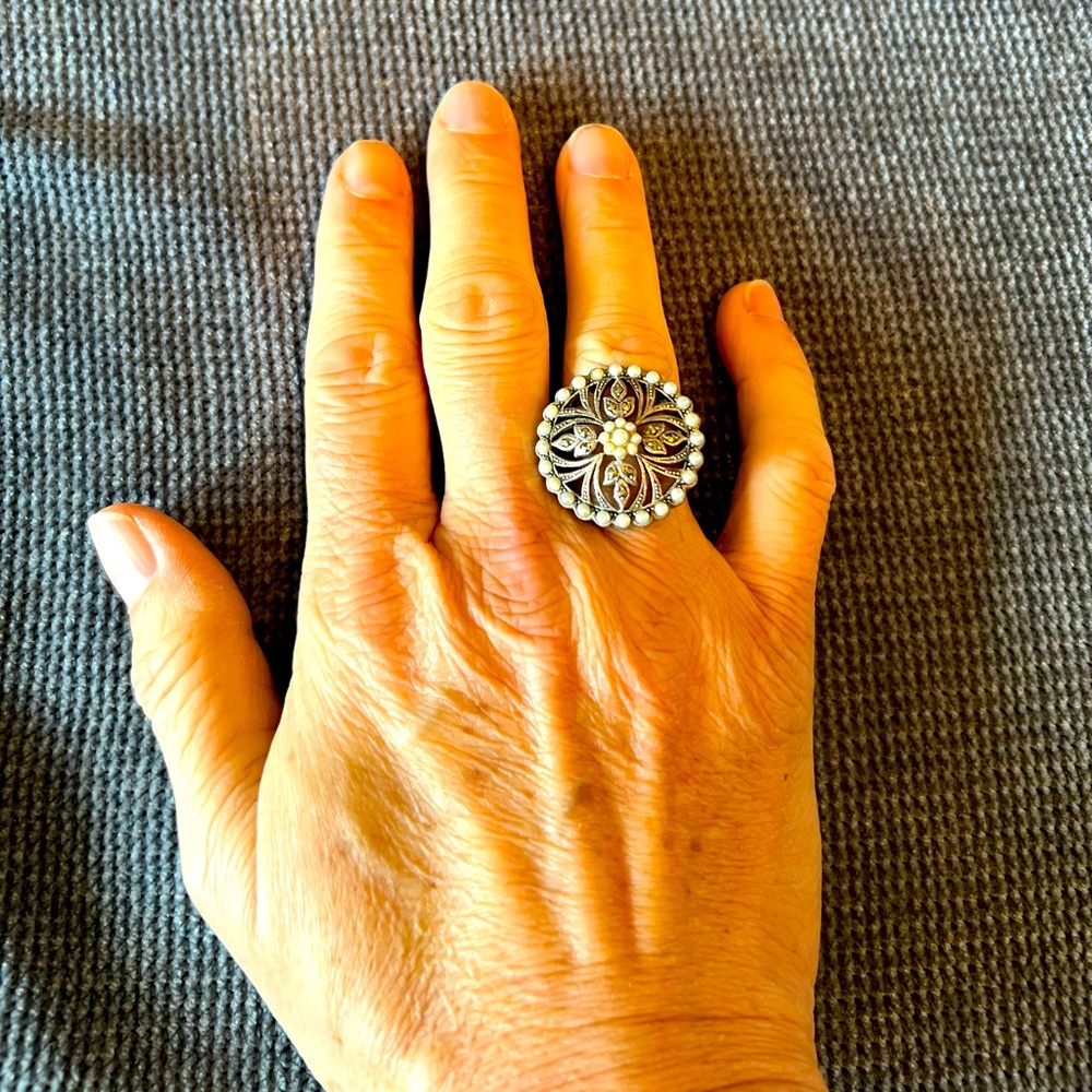 Size 9.5 black and pearl ring. Silver. Filigree looks like lace. Lovely